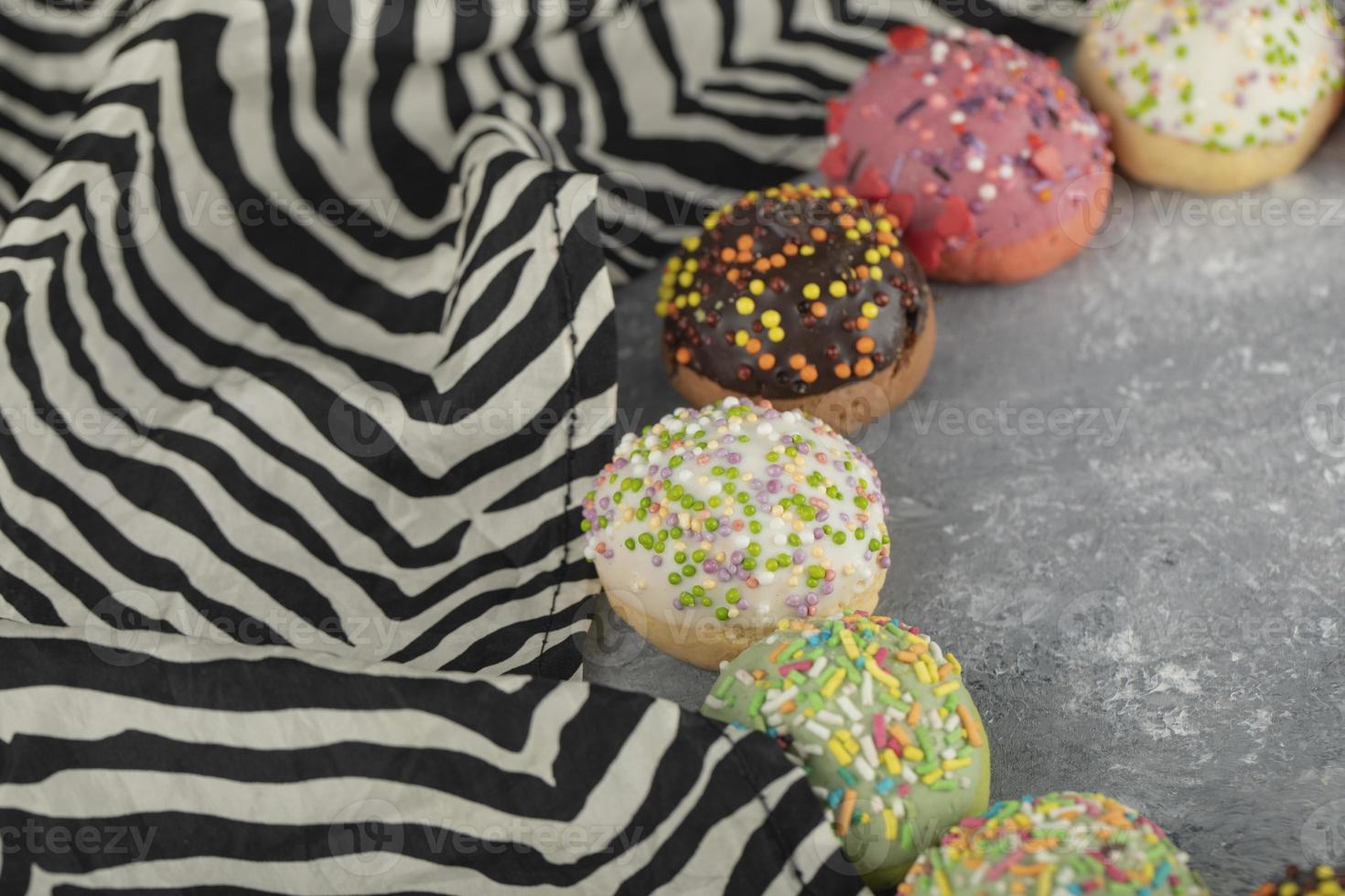 kleurrijke zoete kleine donuts met hagelslag foto