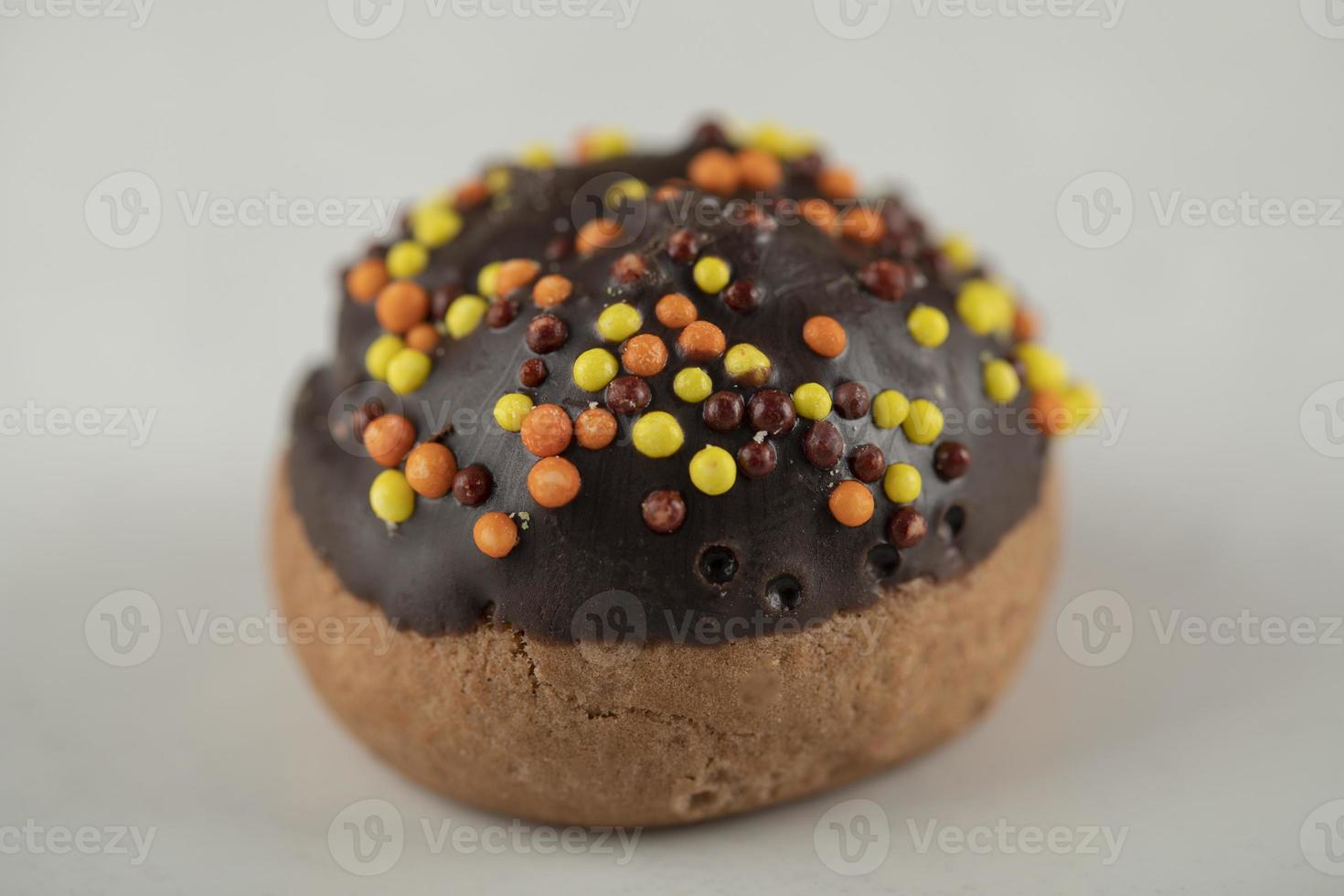kleurrijke zoete kleine donut met hagelslag foto