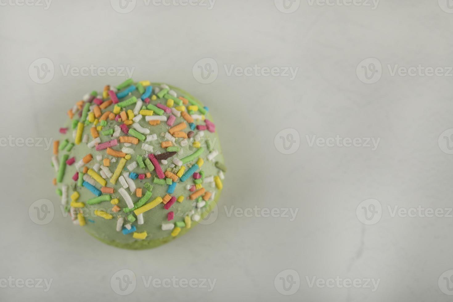 kleurrijke zoete kleine donut met hagelslag foto