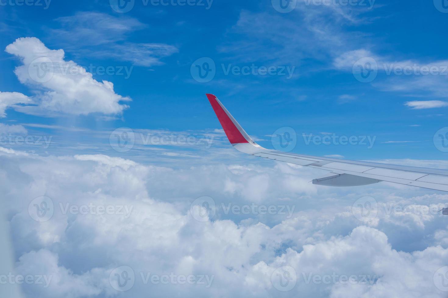vliegtuig vleugel vliegend bovenstaand de lucht met wit wolken. visie van vliegtuig venster. vliegend en op reis concept. foto
