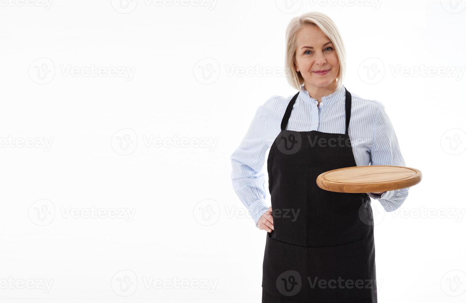 aantrekkelijk vrouw geeft leeg pizza bord voor uw reclame producten geïsoleerd Aan wit achtergrond. bespotten omhoog voor gebruik foto
