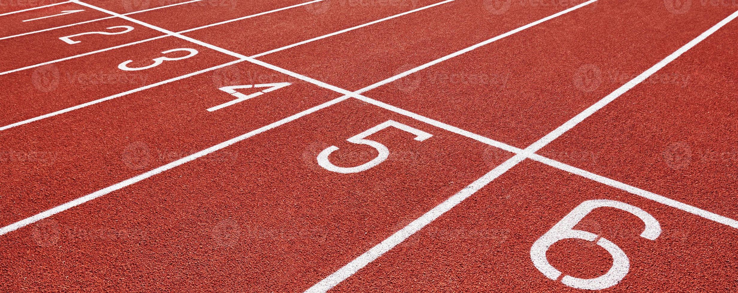 rood rennen bijhouden Bij stadion met rijbaan getallen foto