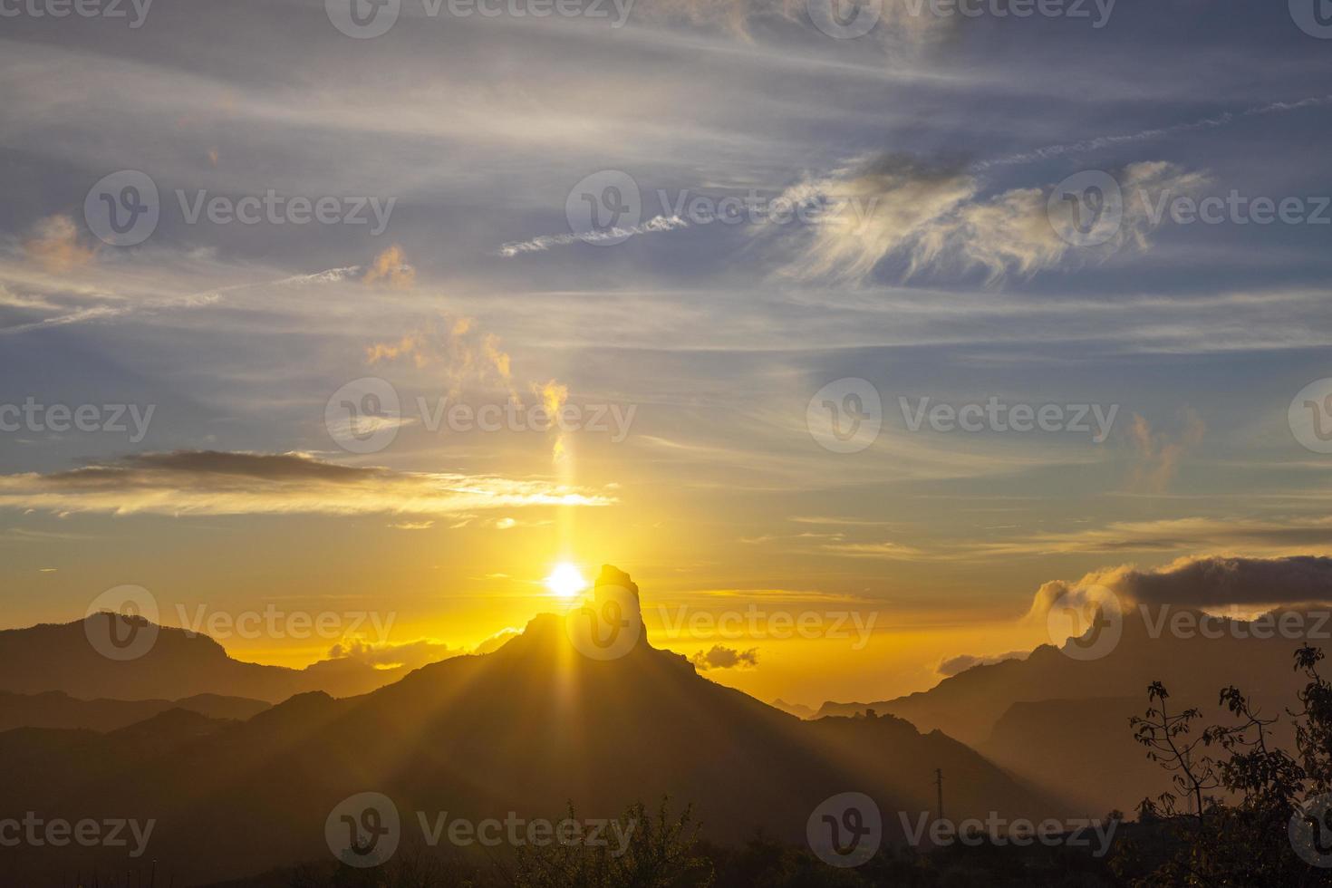 de roque nublo in oma kanarie, kanarie eilanden gedurende zonsondergang met verbazingwekkend abstract kleuren foto