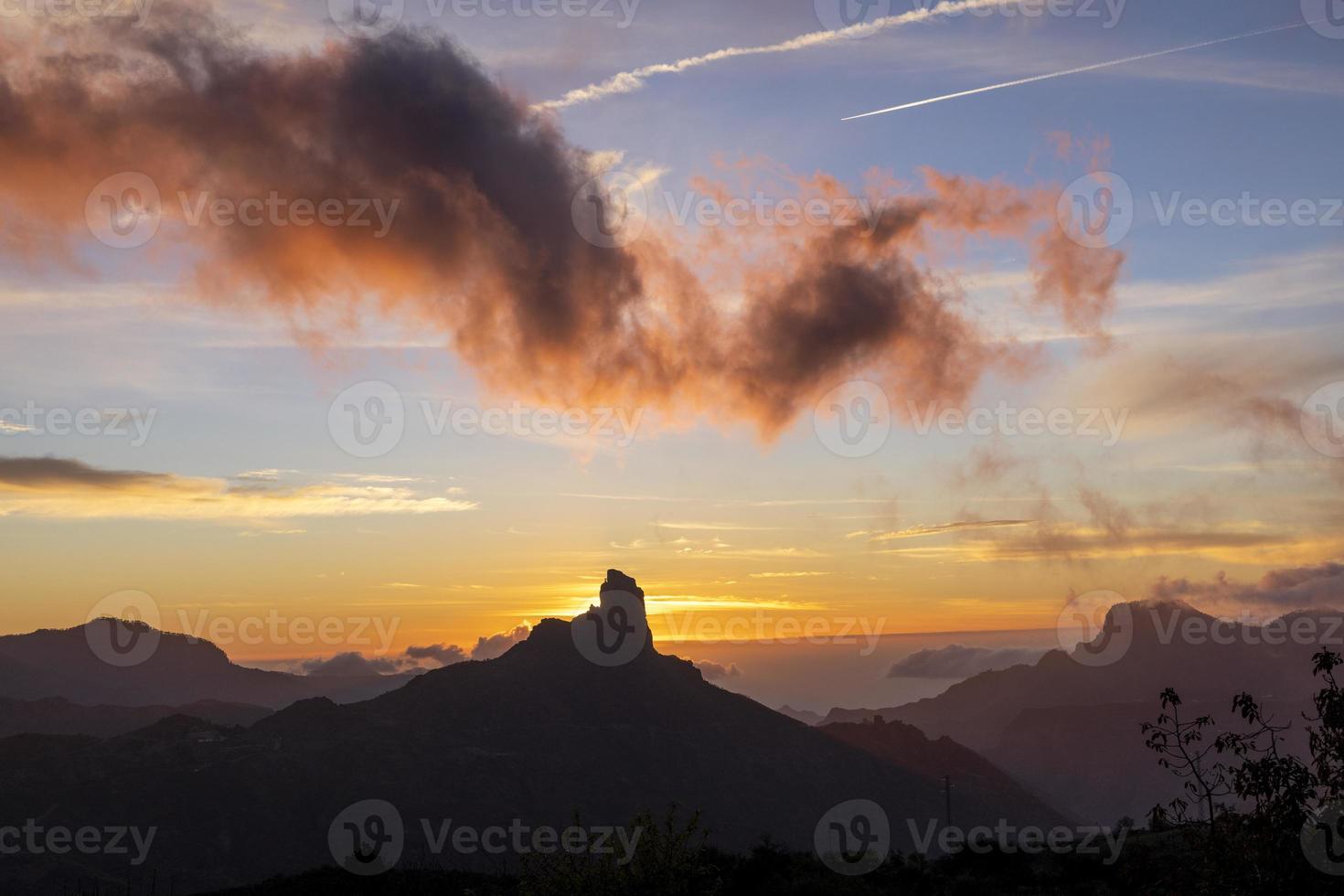 de roque nublo in oma kanarie, kanarie eilanden gedurende zonsondergang met verbazingwekkend abstract kleuren foto