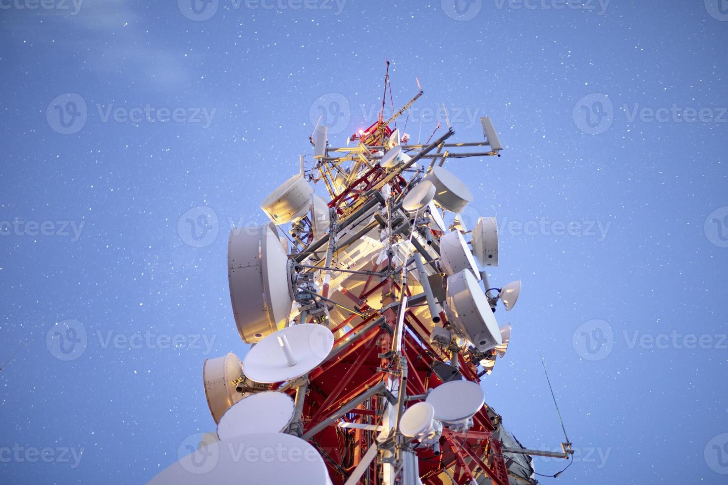 sterren Bij nacht in lucht bovenstaand telecommunicatie toren foto