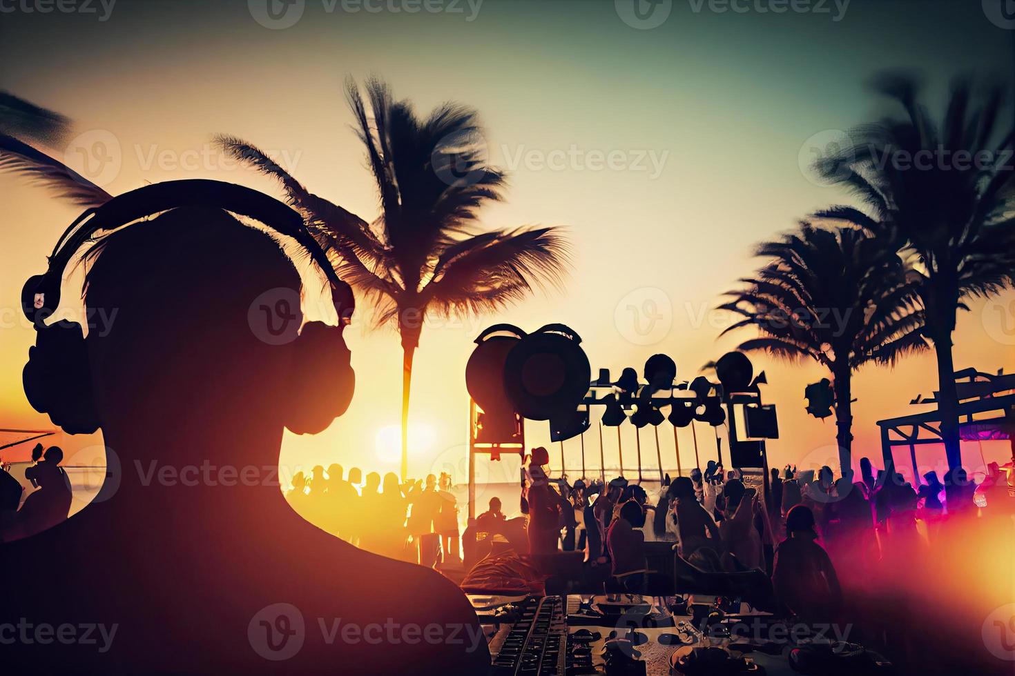 dj menging buitenshuis Bij strand partij festival met menigte van mensen in achtergrond - zomer nachtleven foto