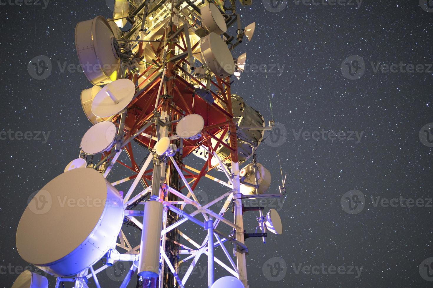 sterren Bij nacht in lucht bovenstaand telecommunicatie toren foto