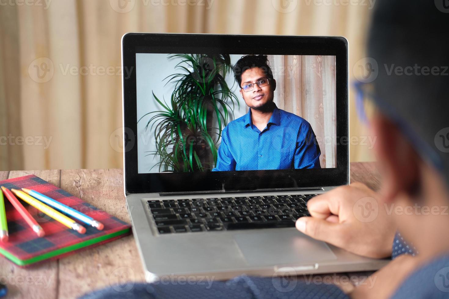 man in videoconferentie foto