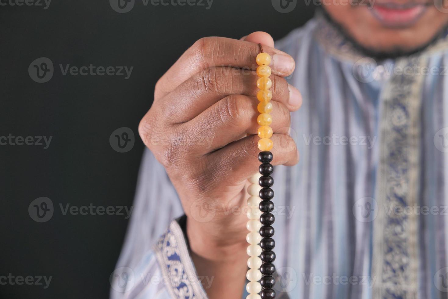 man bidden tijdens ramadan foto