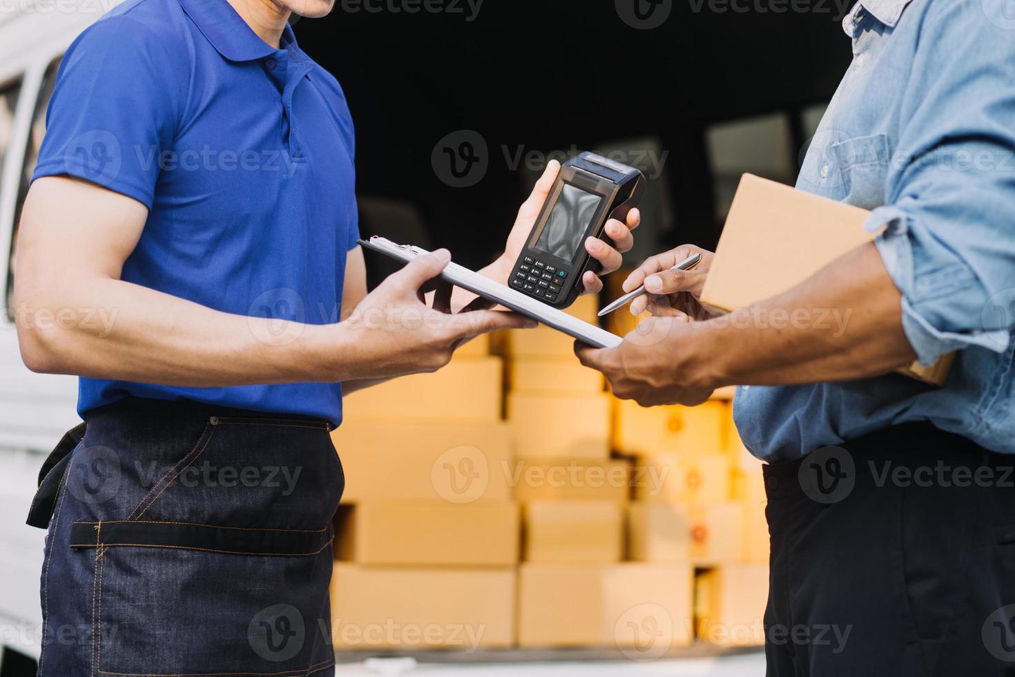 Aziatisch bedrijf mannen gebruik laptop computer controle klant bestellen online Verzending dozen Bij huis. beginnend klein bedrijf ondernemer mkb freelance foto