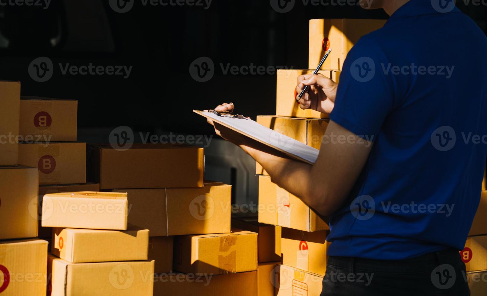 mkb ondernemer klein bedrijf ondernemers online verkoop ideeën, blij jong Aziatisch bedrijf eigenaar werk Aan computer en een dozen Bij levering aan huis mkb inkoop pakket doos leveren naar klanten, foto