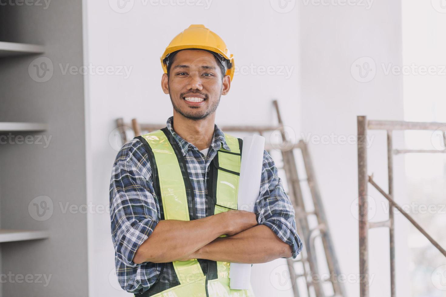 verschillend team van specialisten gebruik tablet computer Aan bouw plaats. echt landgoed gebouw project met civiel ingenieur, architect, bedrijf investeerder en algemeen arbeider bespreken plan details. foto