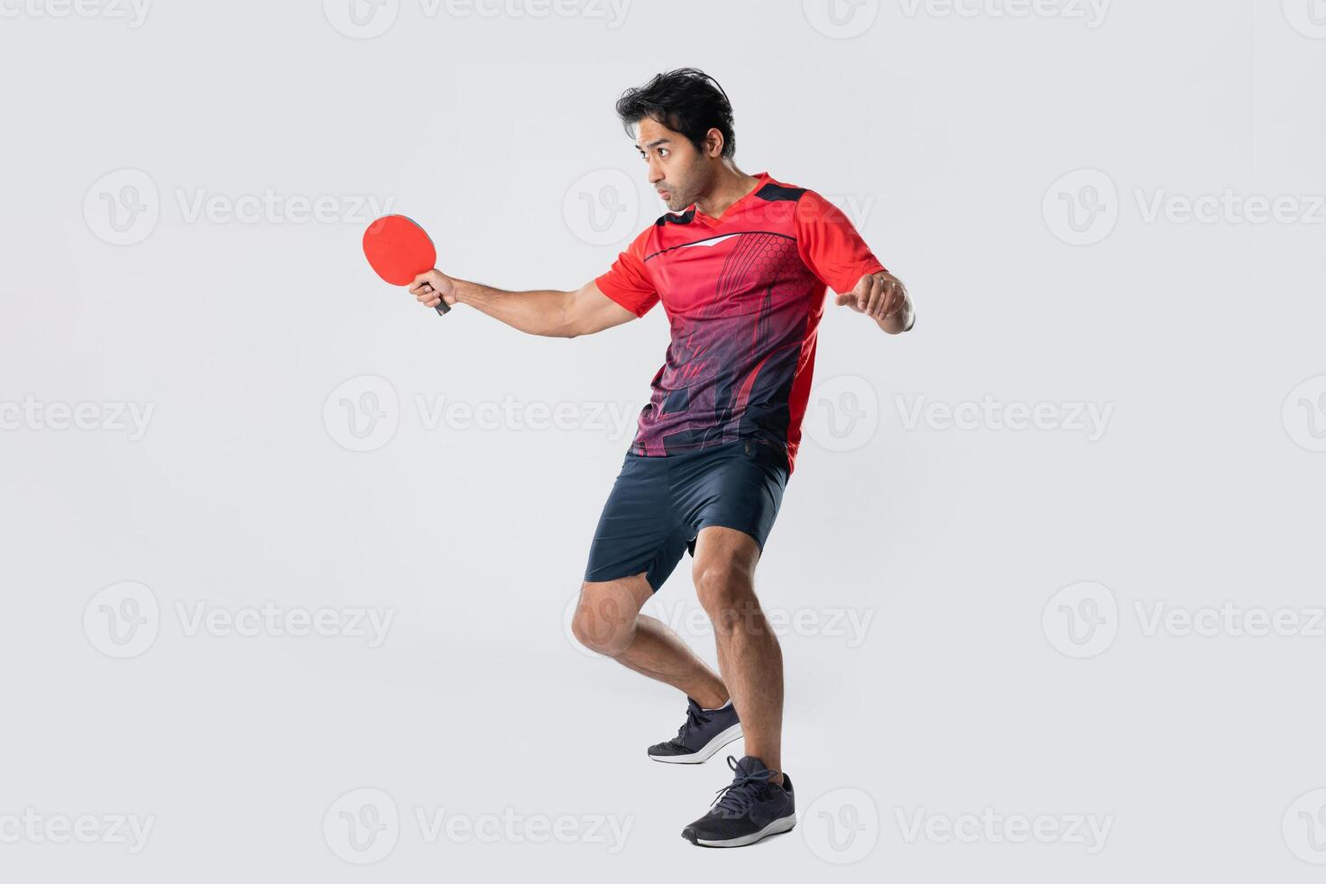 portret van sport- Mens mannetje atleet spelen tafel tennis geïsoleerd. foto