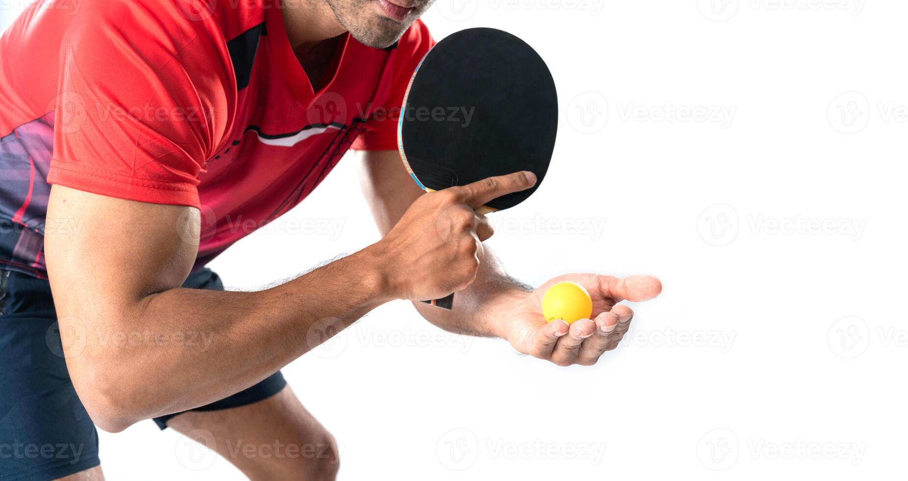 portret van sport- Mens mannetje atleet spelen tafel tennis geïsoleerd. foto