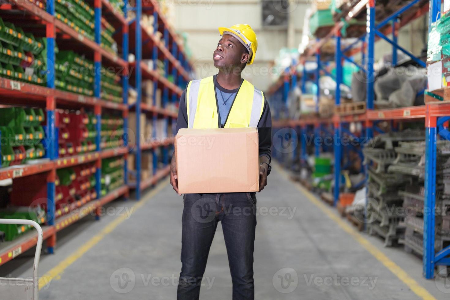arbeider Holding dozen in magazijn naar leveren. foto