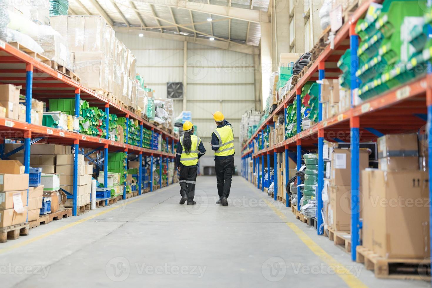 magazijn arbeiders en managers controleren voorraad. foto