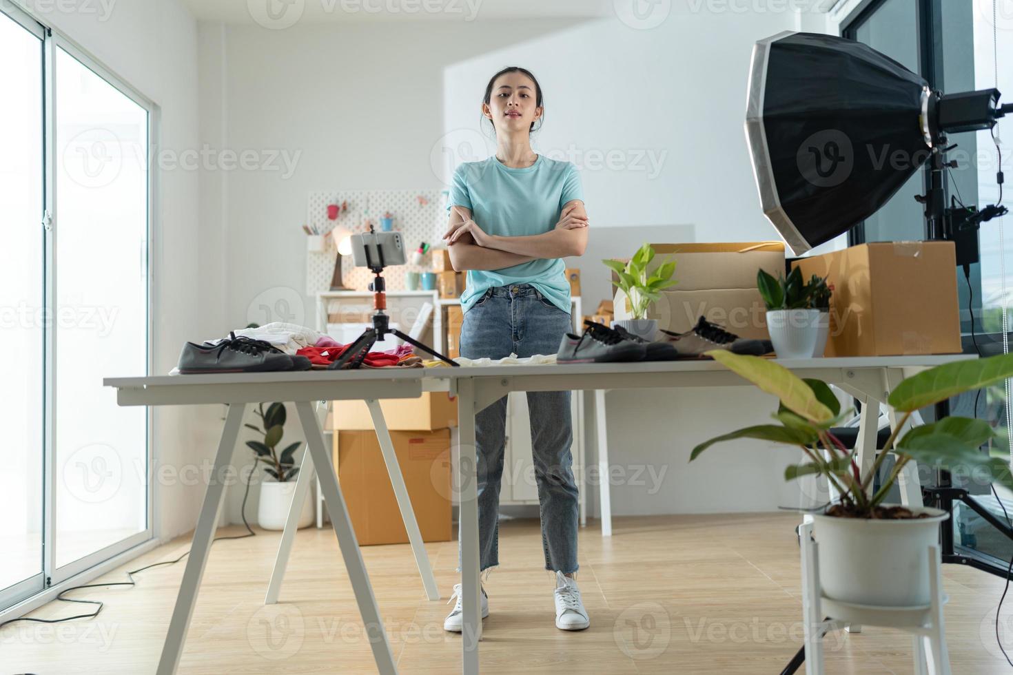 mooi vrouw staan en denken waar de online verkoop bedrijf. foto