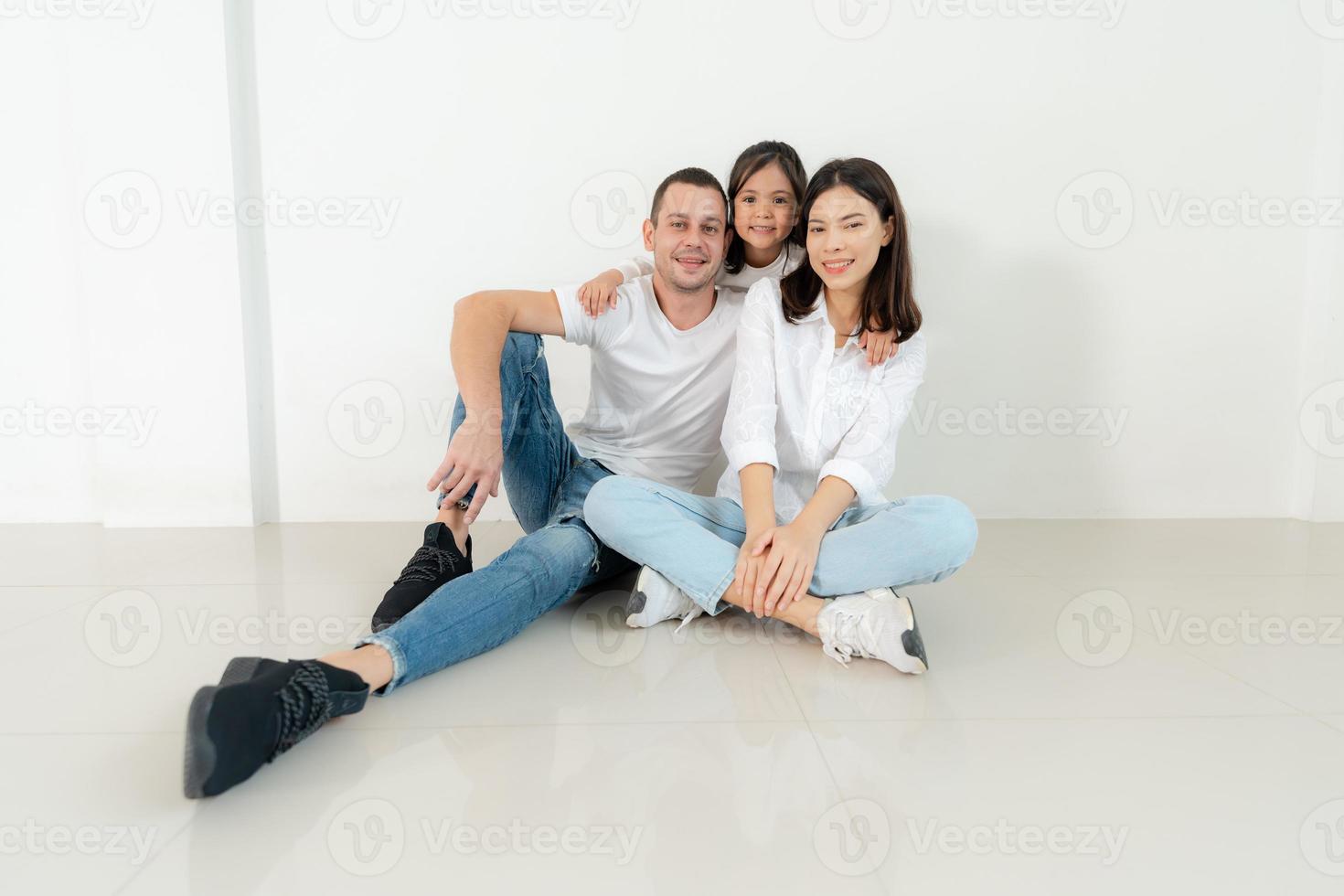 gelukkig familie portret met ouders en weinig dochter. foto