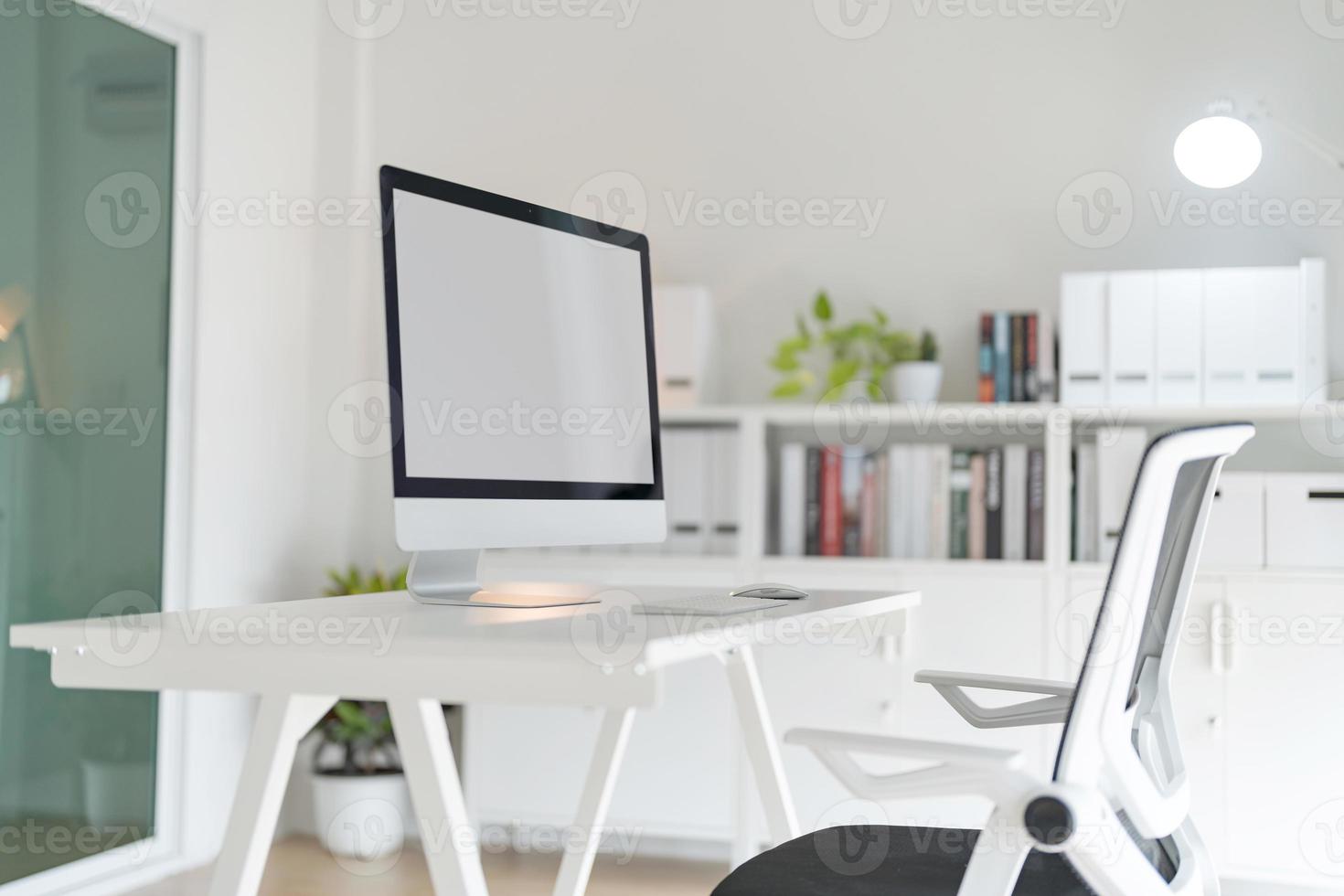 kantoor kamer met modern computer Aan tafel. foto