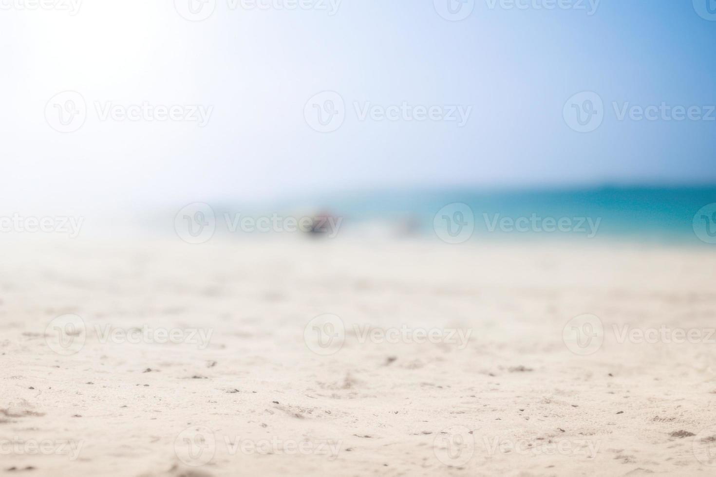 wazig strand achtergrond met zonnestralen, zomer zanderig leeg strand foto