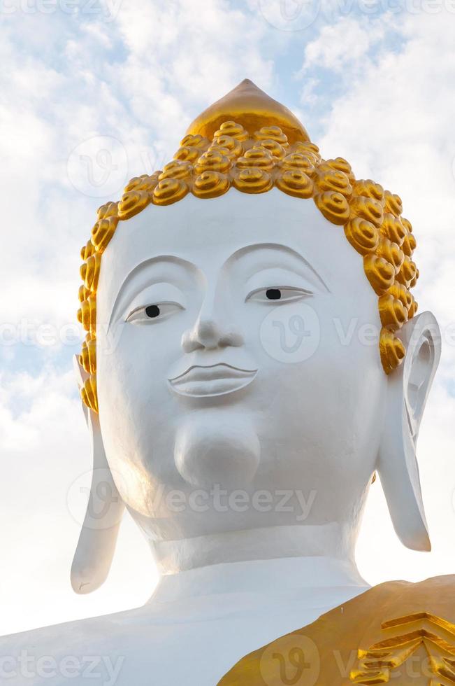 groot Boeddha standbeeld wat phra dat doi kham Bij Chiang mei, thais tempel noordelijk Thailand foto