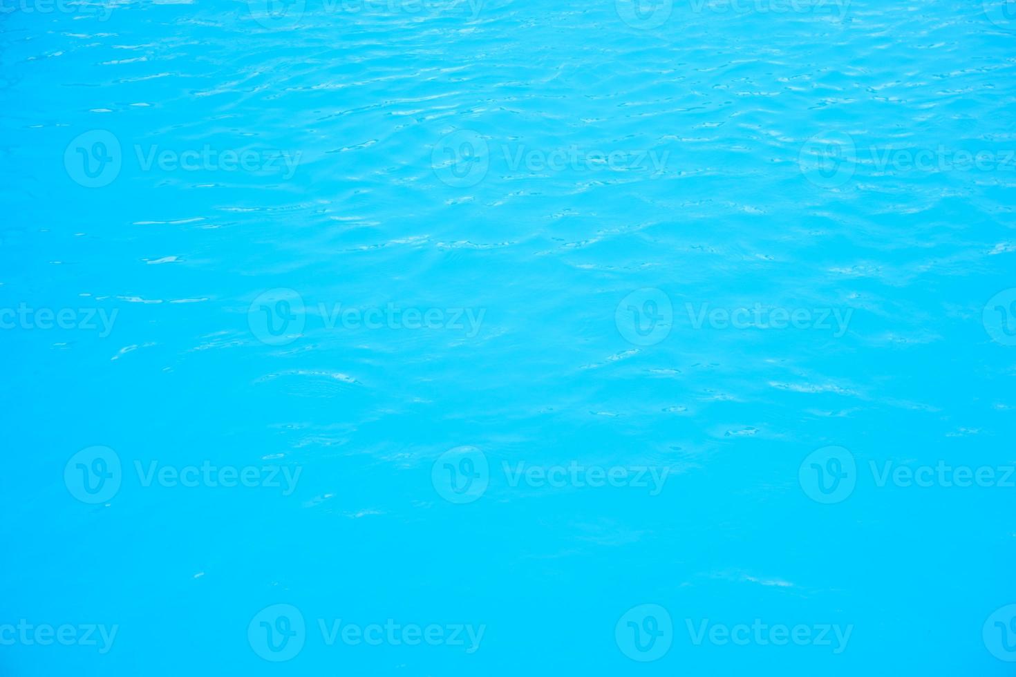 structuur van blauw en Doorzichtig water, zwemmen zwembad achtergrond foto