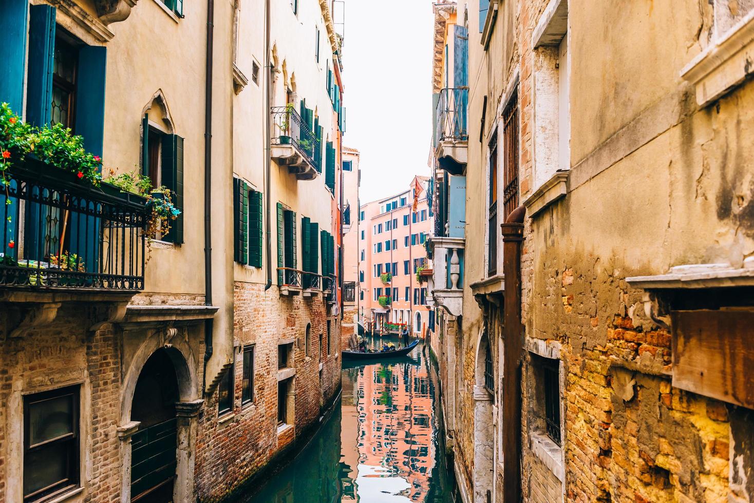 2017 Venetië, Italië - smalle straatjes en grachten van Venetië foto