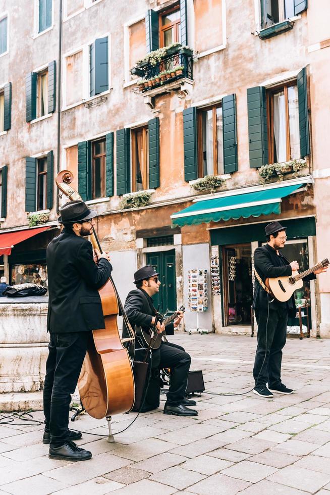 Venetië, Italië 2017 - straatmuzikanten op het plein van Venetië foto