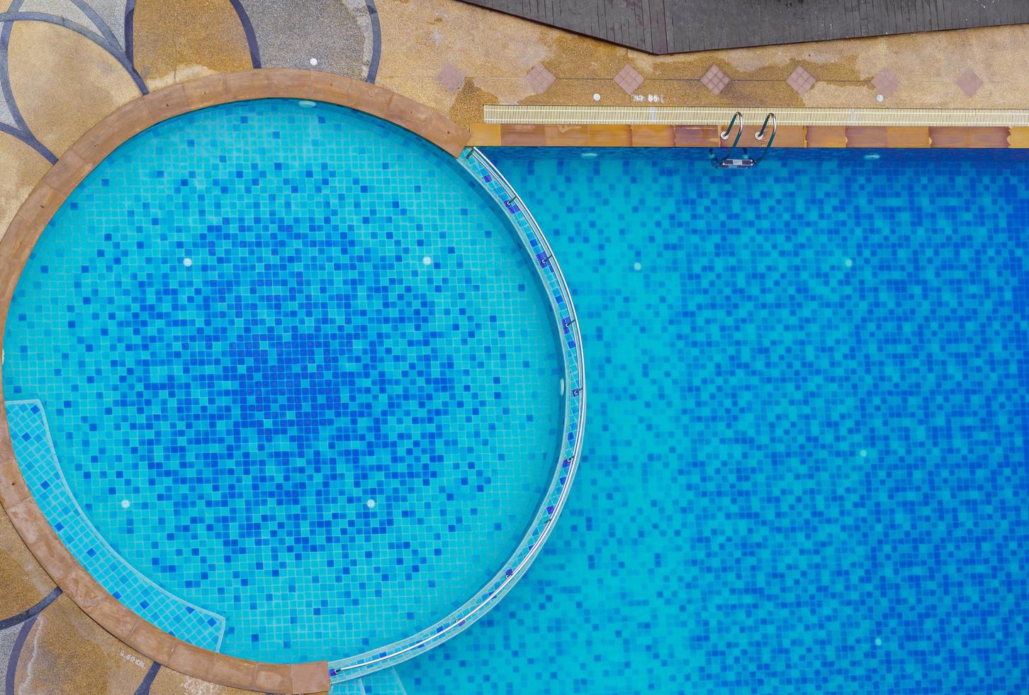 bovenaanzicht van een zwembad aan de rand foto