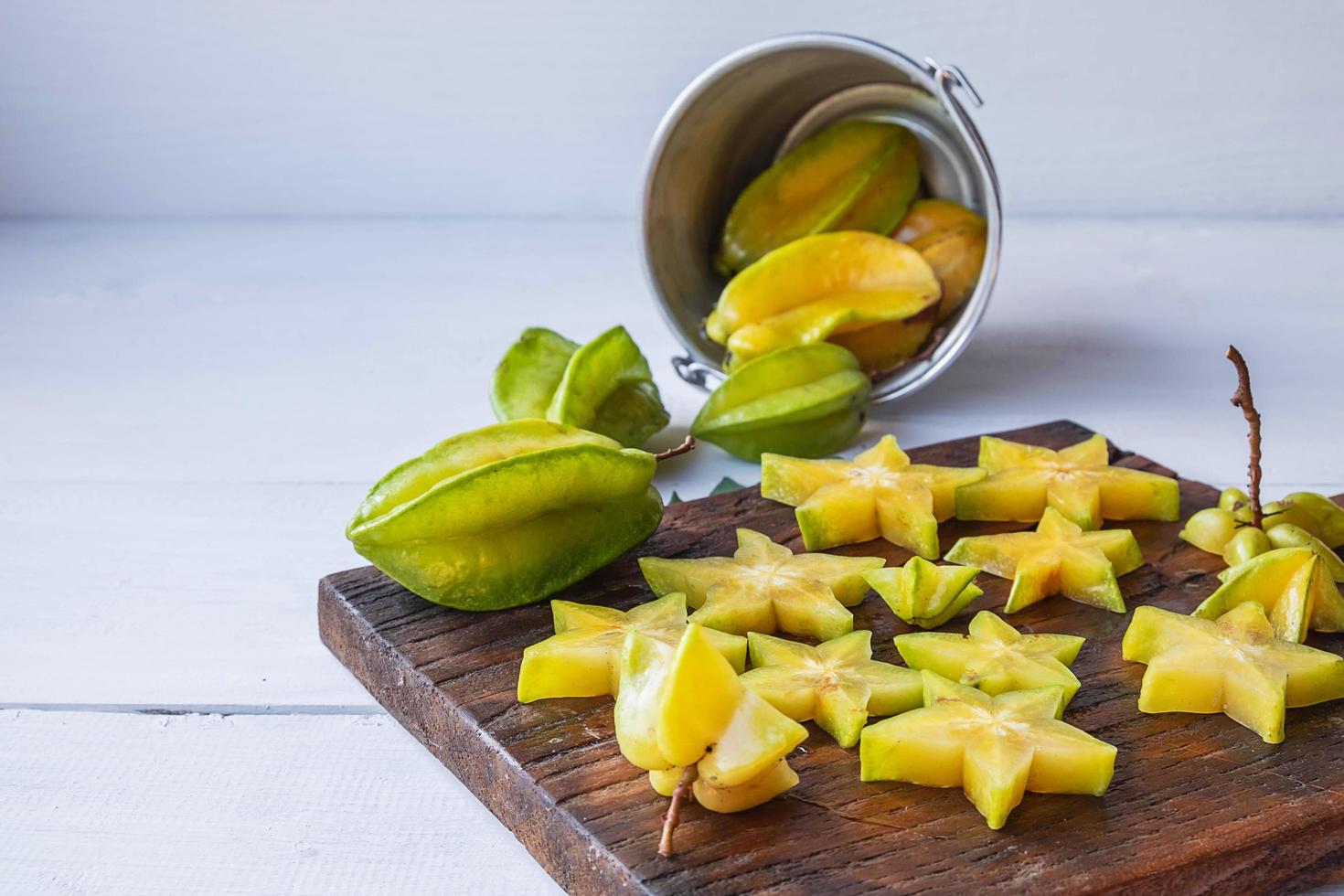 sterfruit op een houten bord foto