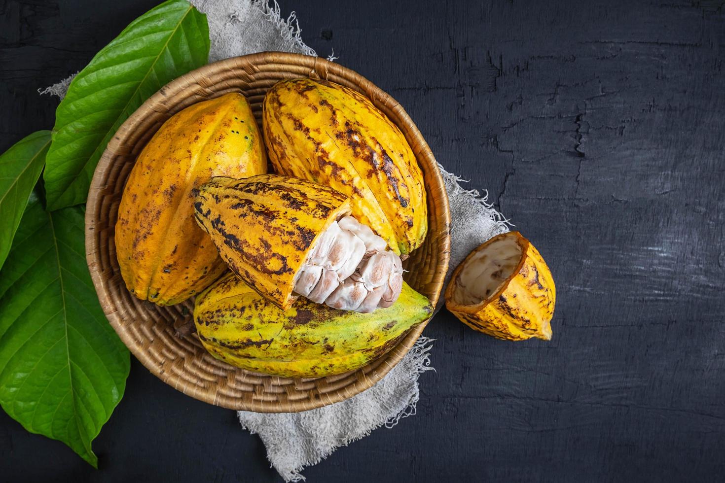 bovenaanzicht van vers cacaofruit foto