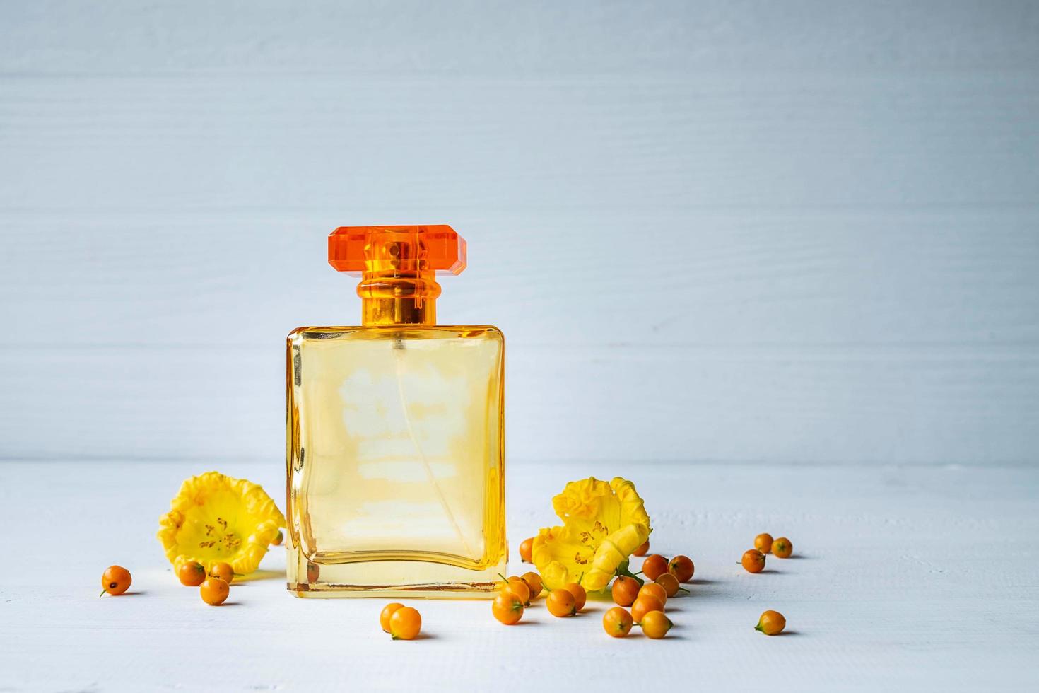 parfumflesje met gele bloemen foto