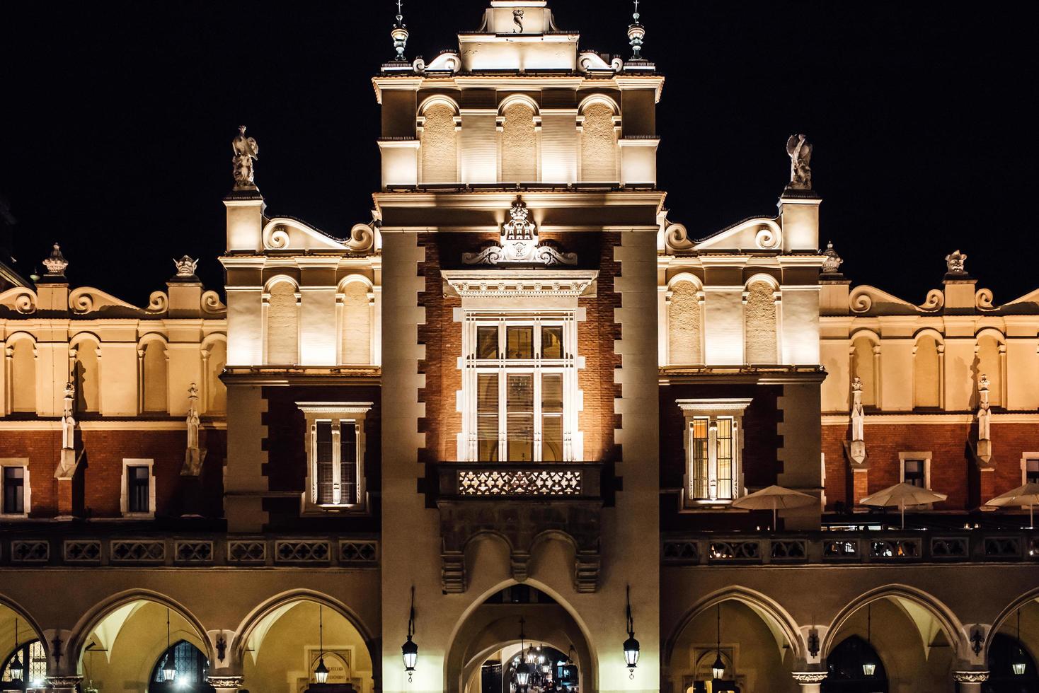 Krakau, Polen 2017 - nachten in het oude commerciële gebied van Krakau met de lichten van straatlantaarns foto