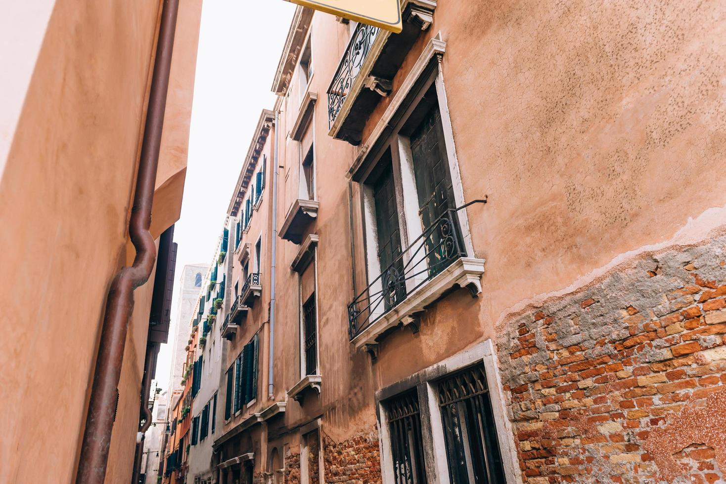 de oude straten van Venetië van Italië foto