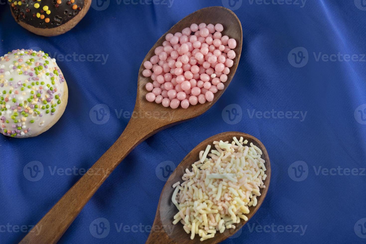 houten lepels vol met kleurrijke hagelslag foto