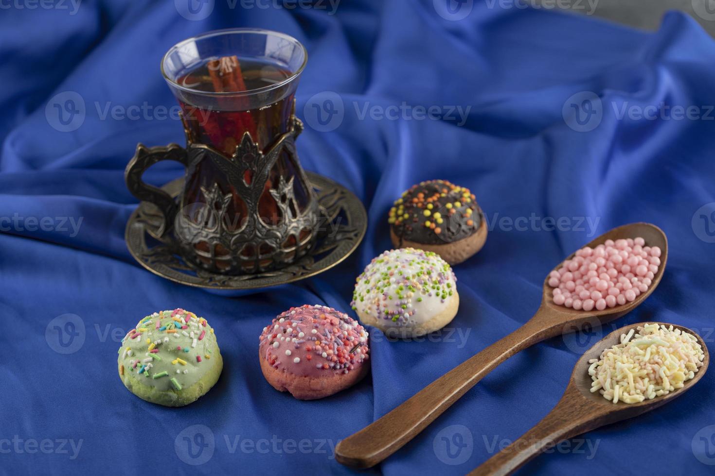 houten lepels vol kleurrijke hagelslag met een kopje thee foto