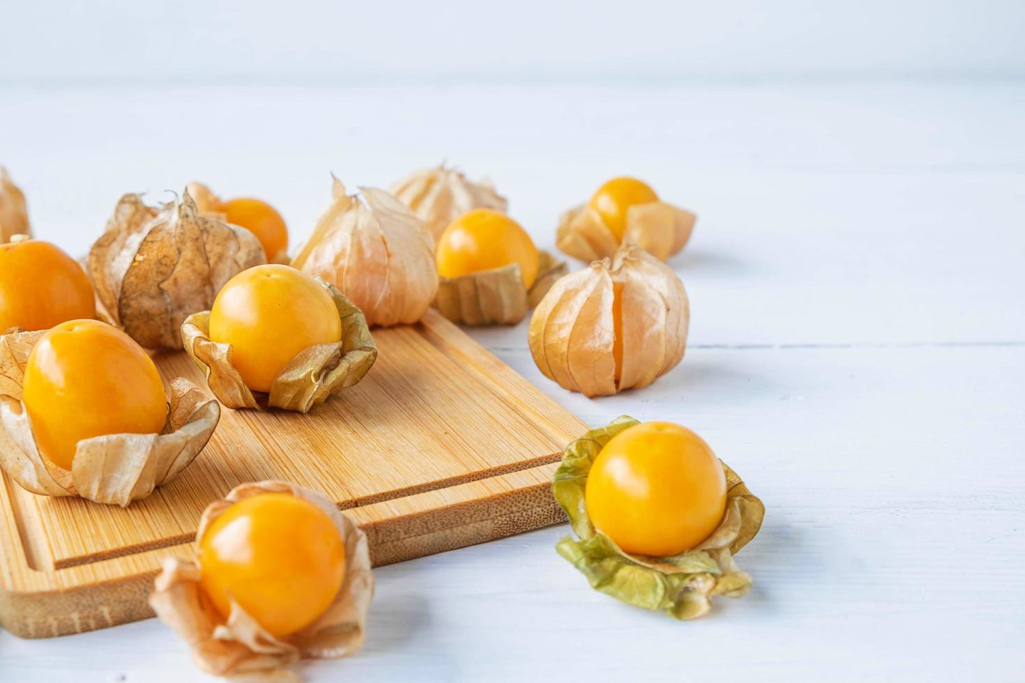 Kaapse kruisbes fruit met een bord foto