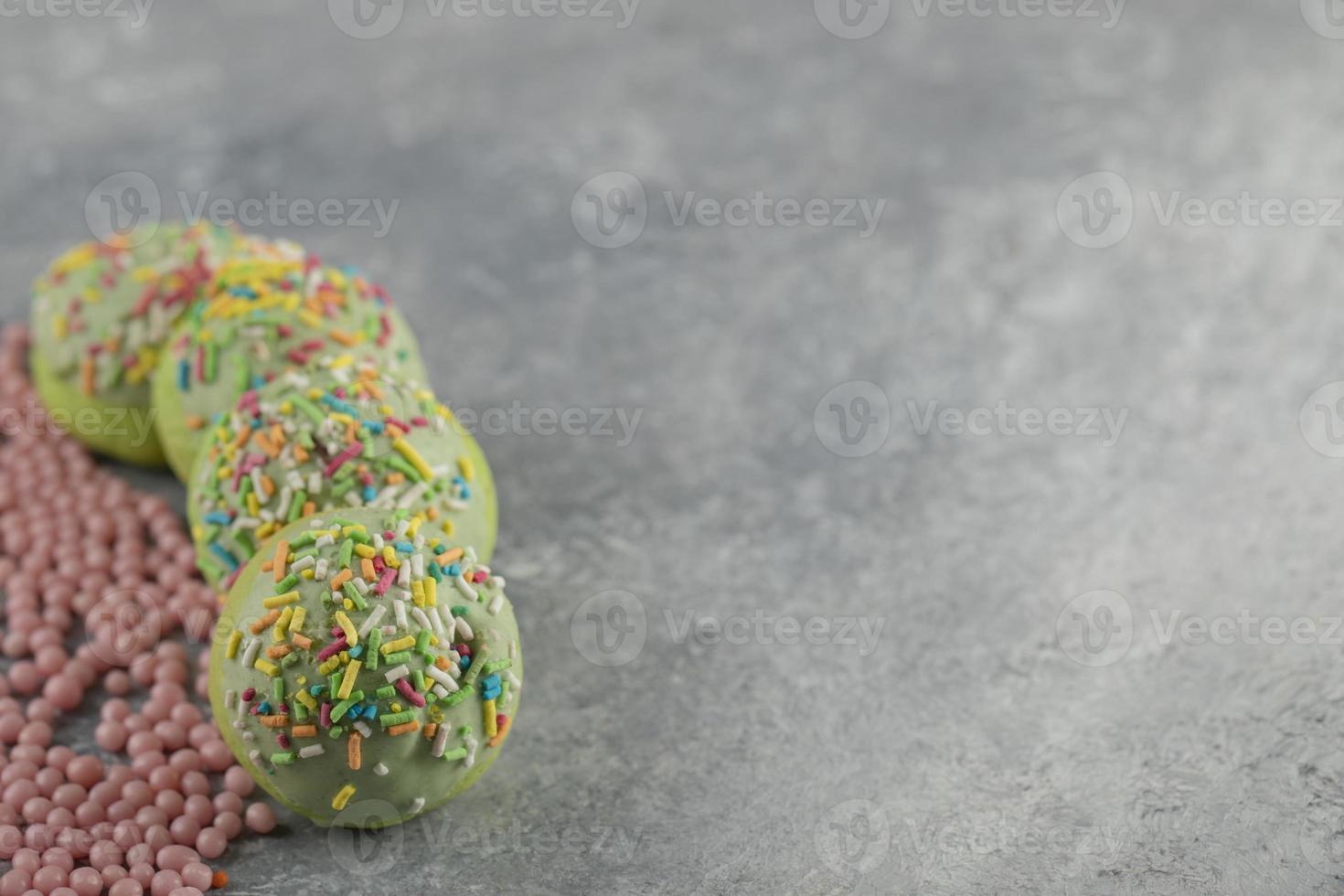 groene zoete donuts met hagelslag foto