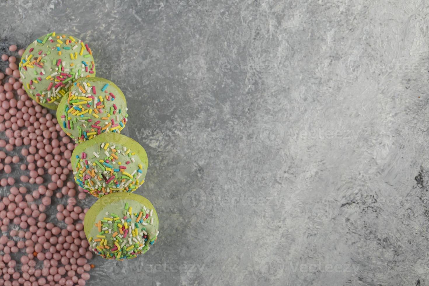 groene zoete donuts met hagelslag foto