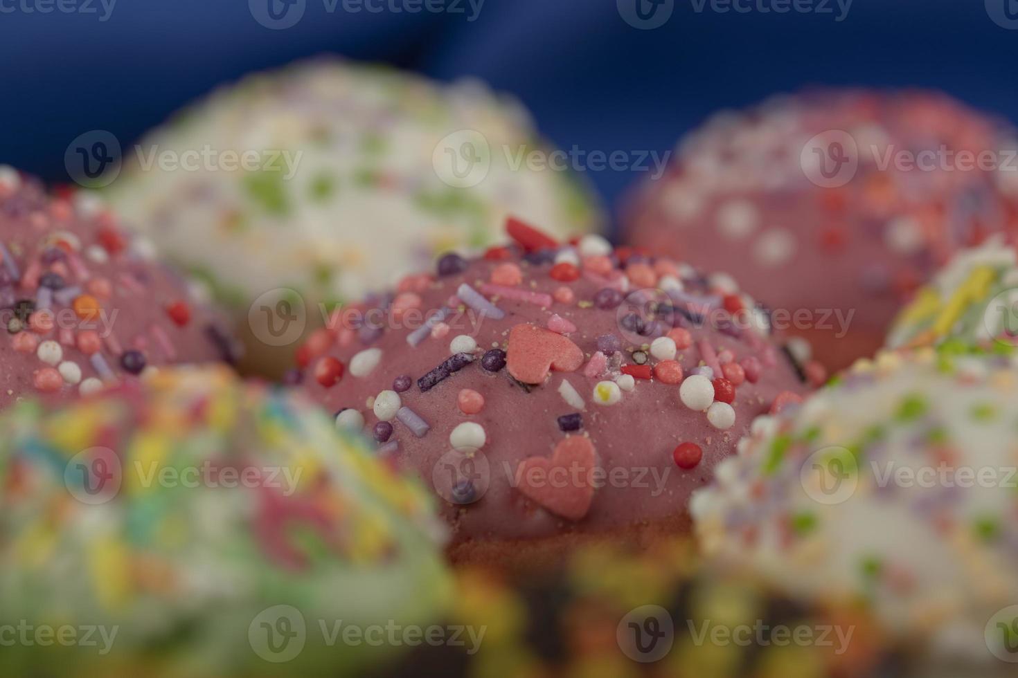 kleurrijke zoete chocolade kleine donuts met hagelslag foto