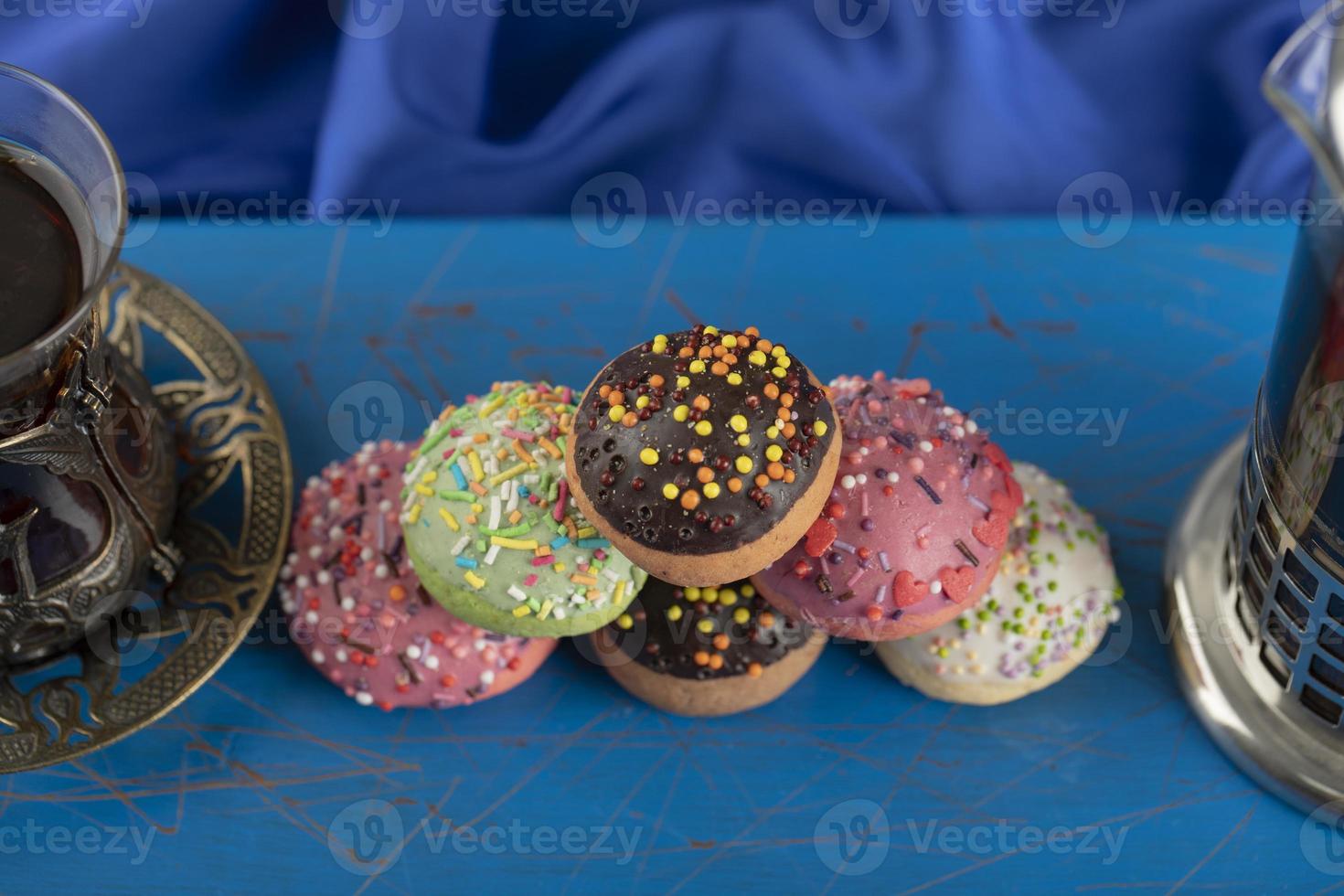 kleurrijke zoete donuts met een kopje thee foto