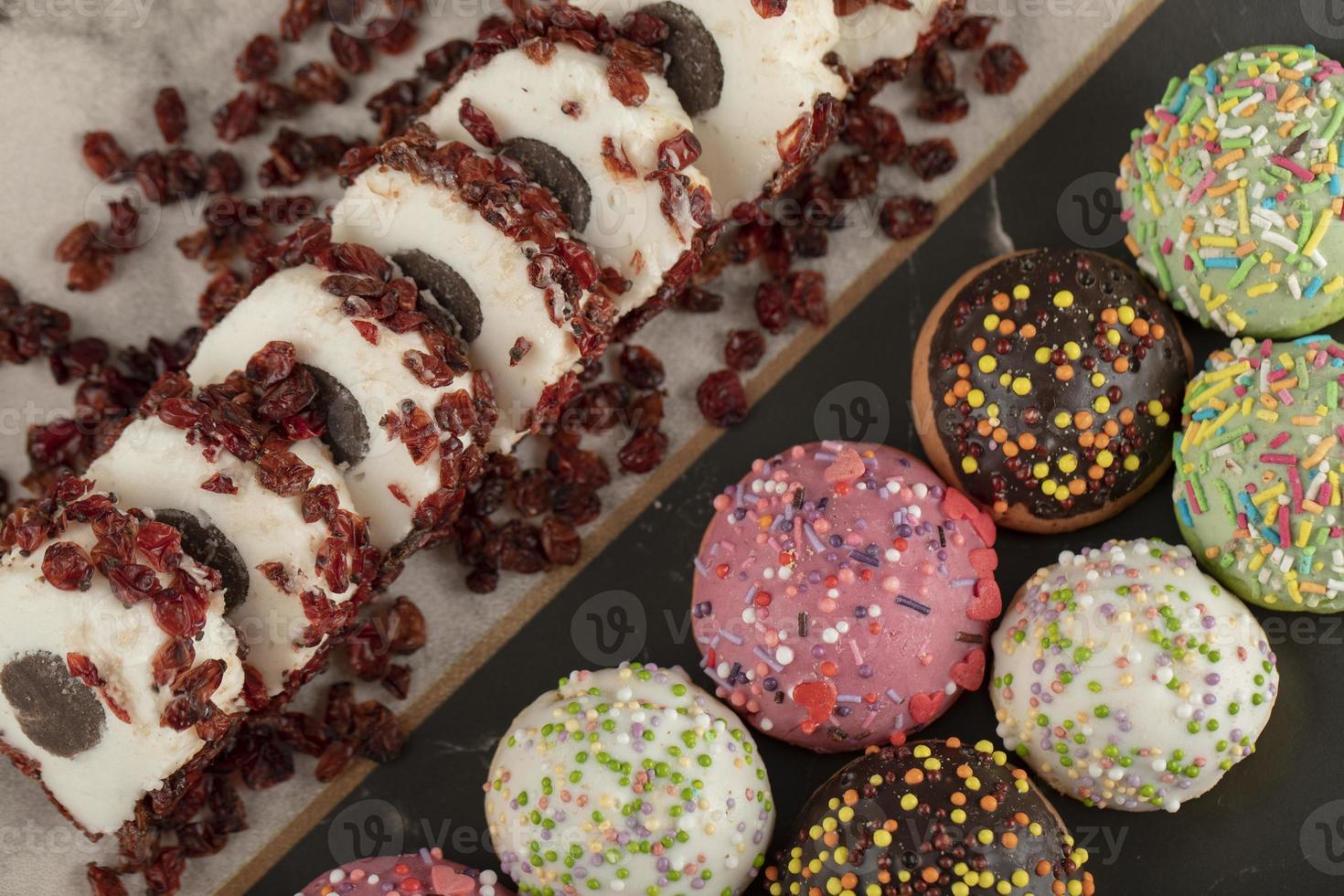 kleurrijke set van zoete kleine donuts op een bord foto