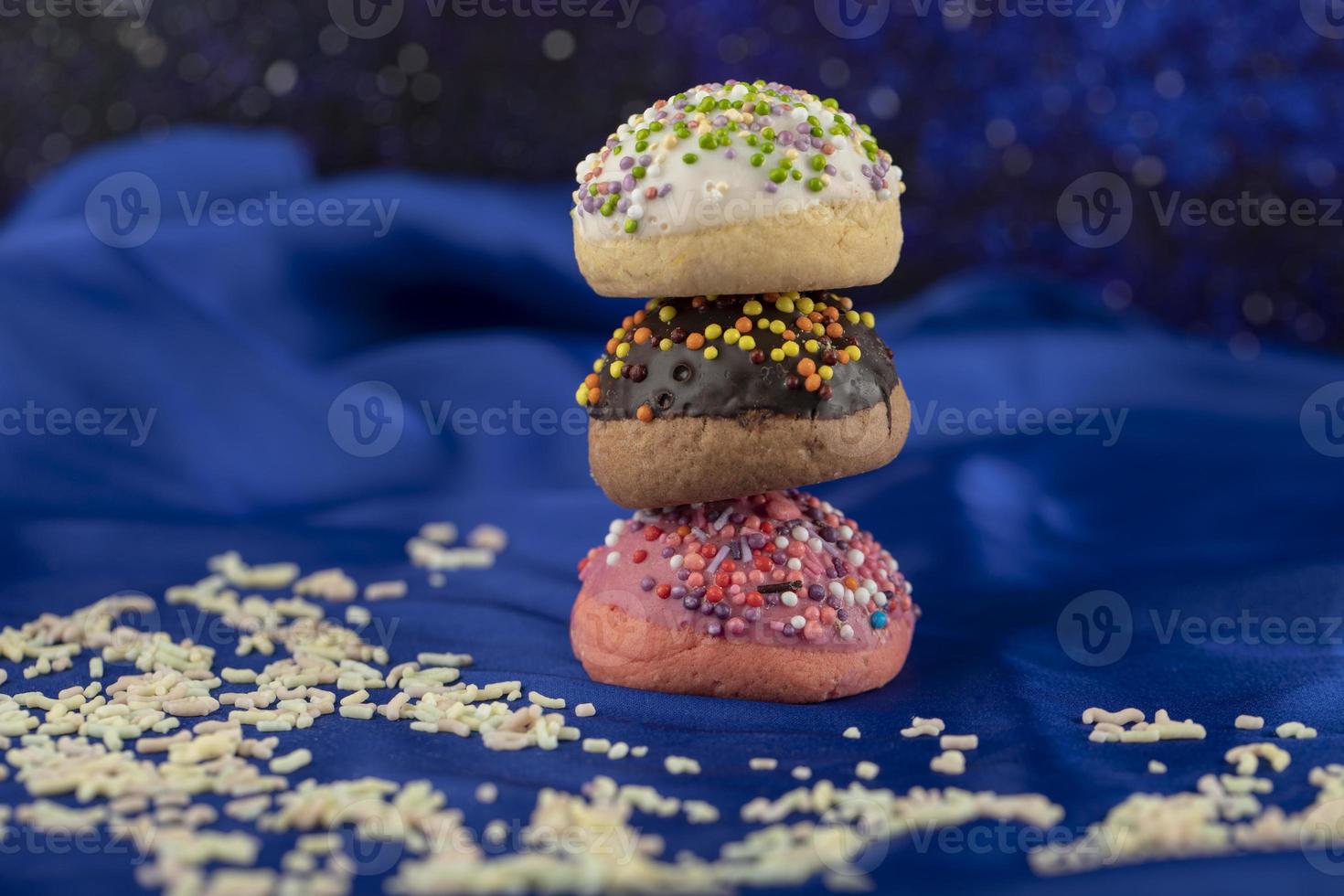 kleurrijke set van zoete kleine donuts op een blauwe achtergrond foto