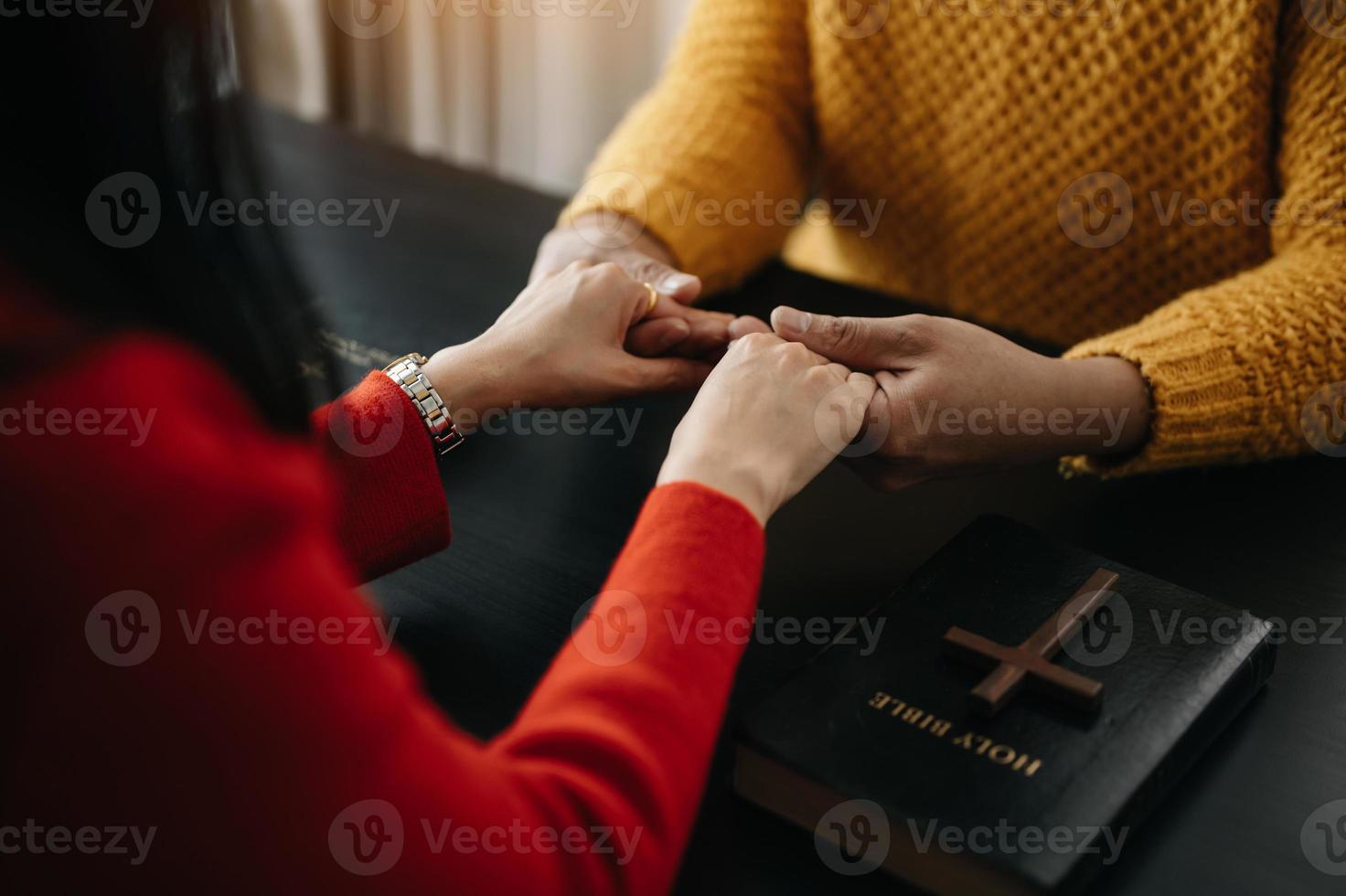 vrouw hand- met kruis .concept van hoop, vertrouwen, Christendom, geloof, kerk en bidden naar god. Aan de zwart tafel foto