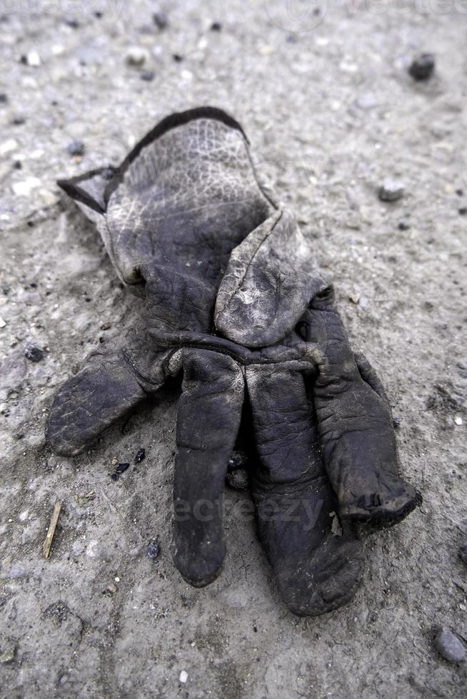 vuil handschoen gegooid weg foto