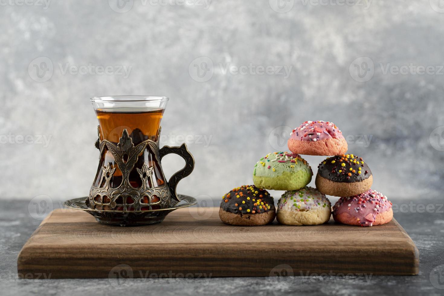 een kop hete thee met donuts en hagelslag foto