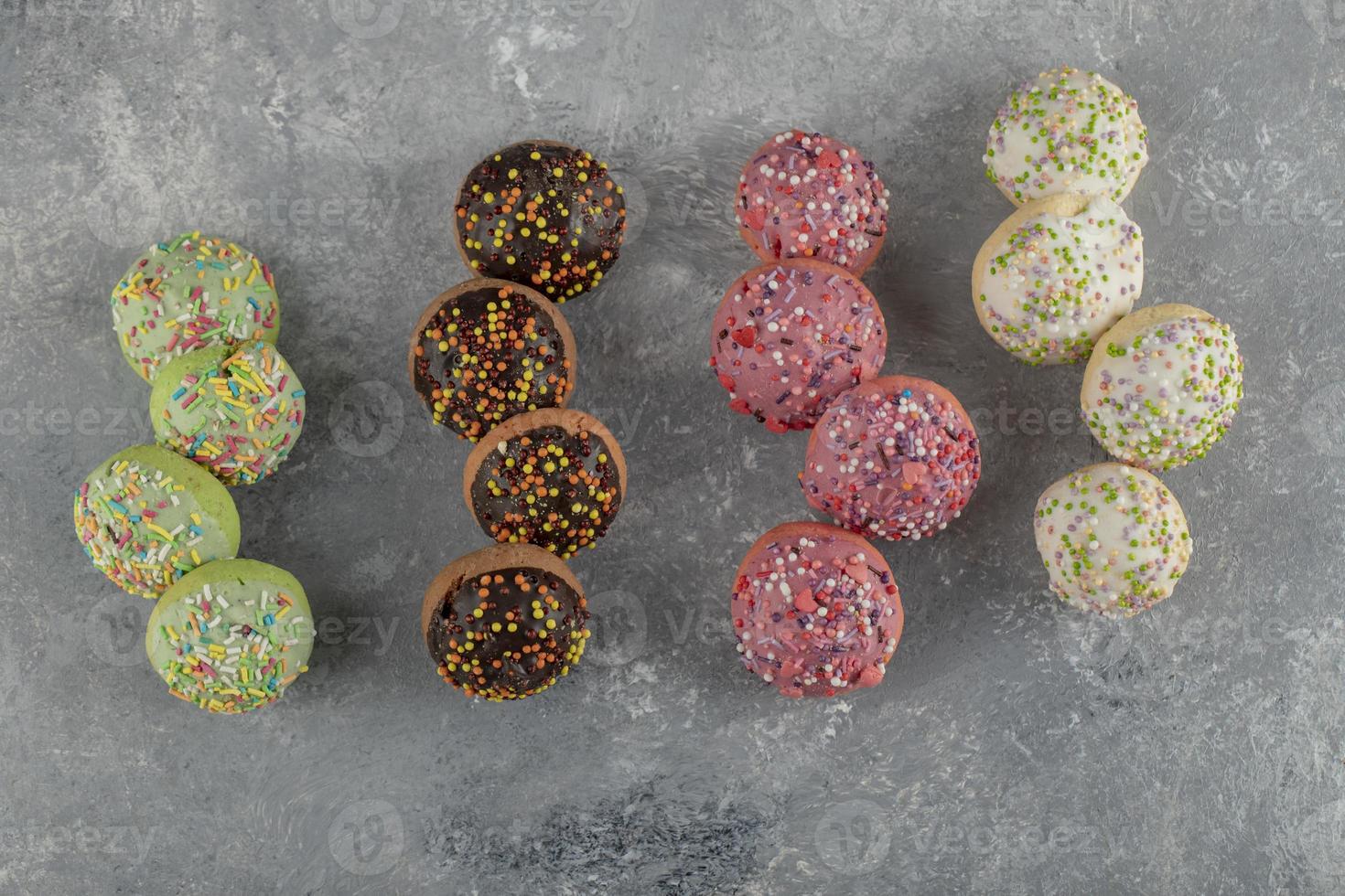 kleurrijke zoete donuts met hagelslag foto