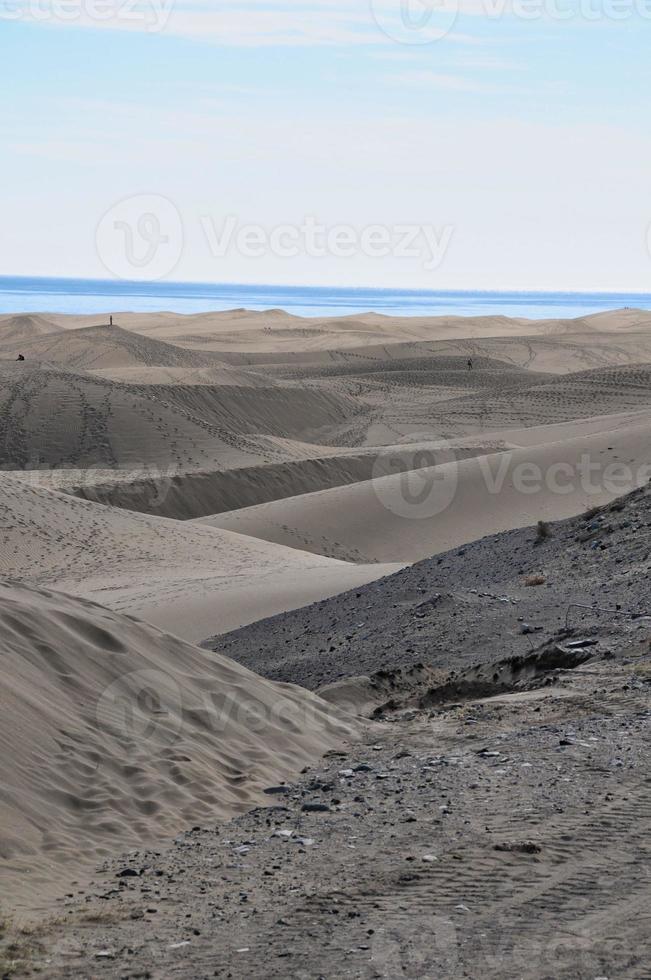 zand duinen door de zee foto