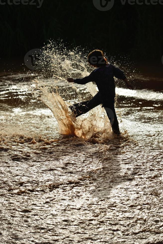 kinderen in kashgar, xinjiang Speel gelukkig in de water foto