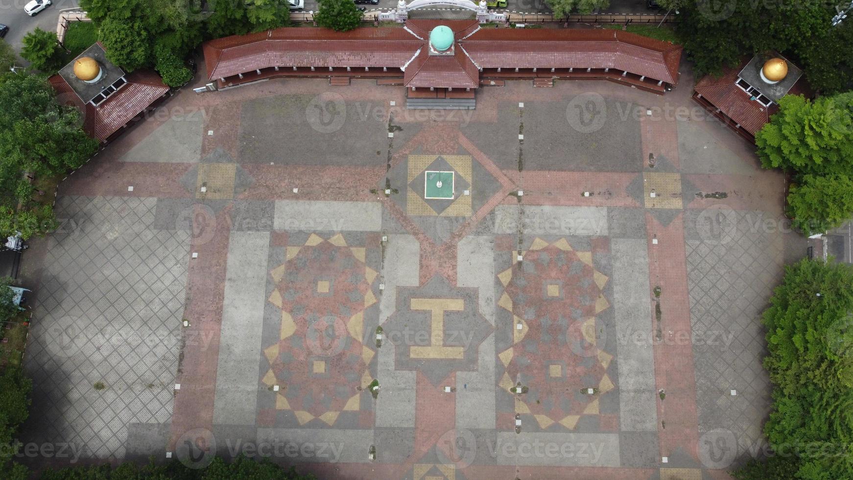 een visie van de mooi veld- in de midden- van de stad plein door drone, deze veld- is voor ceremonies, sport, muziek- concerten, speciaal markten of andere evenementen foto